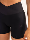 ACTIVATE CROSS OVER SCRUNCH SHORTS BLACK